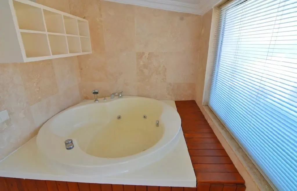 Jacuzzi tub